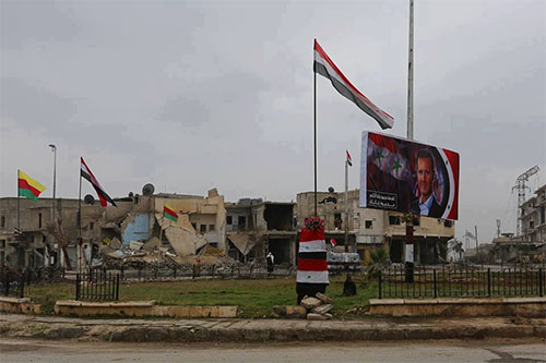 la bandera siria en Manbej